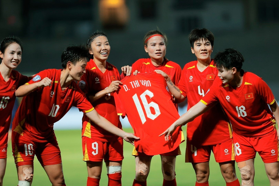 The Vietnam women’s team celebrates Thu Thao’s goal alongside midfielder Duong Thi Van (No. 16), who was injured in the previous match. (Photo: Minh Quyet - VNA)