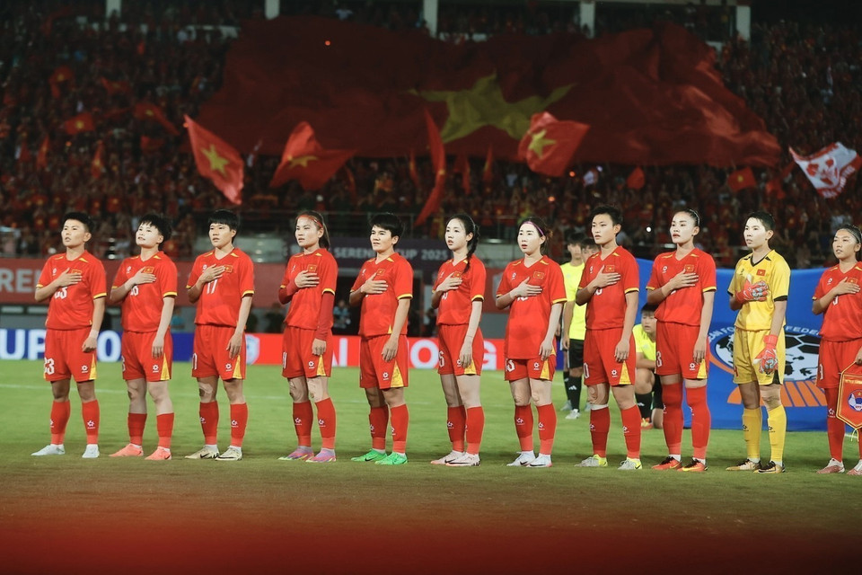 The Vietnam women’s national football team during the flag salute ceremony. (Photo: Minh Quyet - VNA)