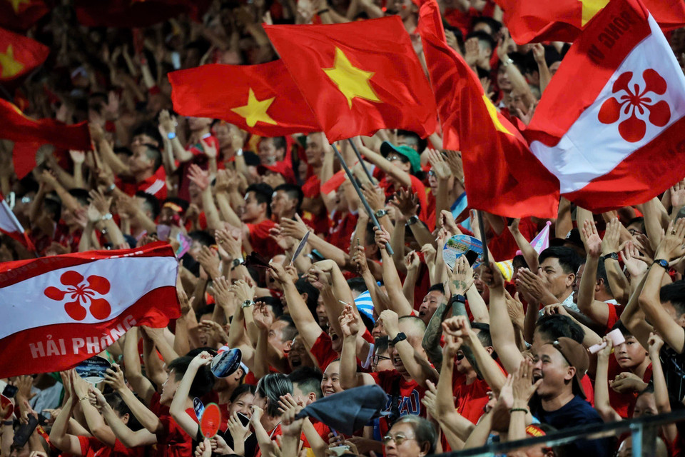 Fans cheer for the Vietnam women’s national football team. (Photo: Pham Hau - VNA)