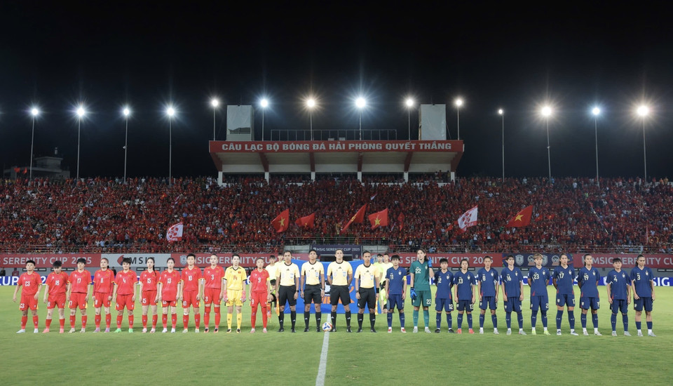 Starting lineups of Vietnam and Thailand. (Photo: Pham Hau - VNA)