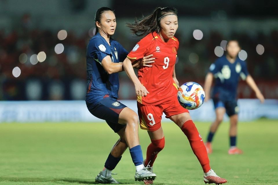 A battle for the ball between captain Huynh Nhu and a Thai defender. (Photo: Minh Quyet - VNA)