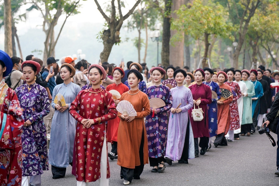 The parade troupe circles Hoan Kiem Lake. Photo: Khanh Hoa – VNA