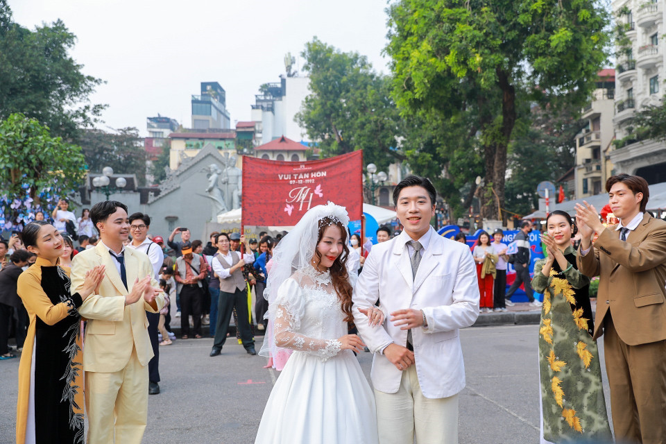 The parade troupe circles Hoan Kiem Lake. Photo: Khanh Hoa – VNA
