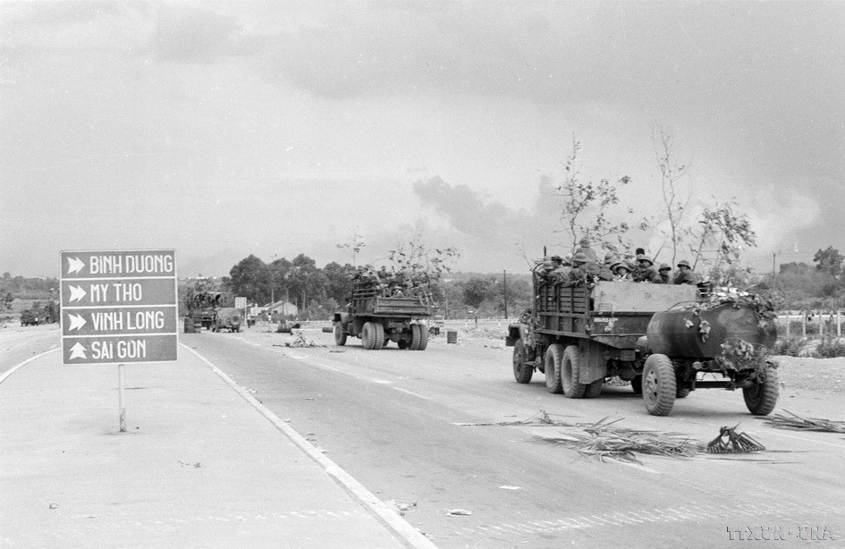 Liberation Army forces advance into Saigon on the Bien Hoa Highway. (Photo: Vu Tao/VNA)