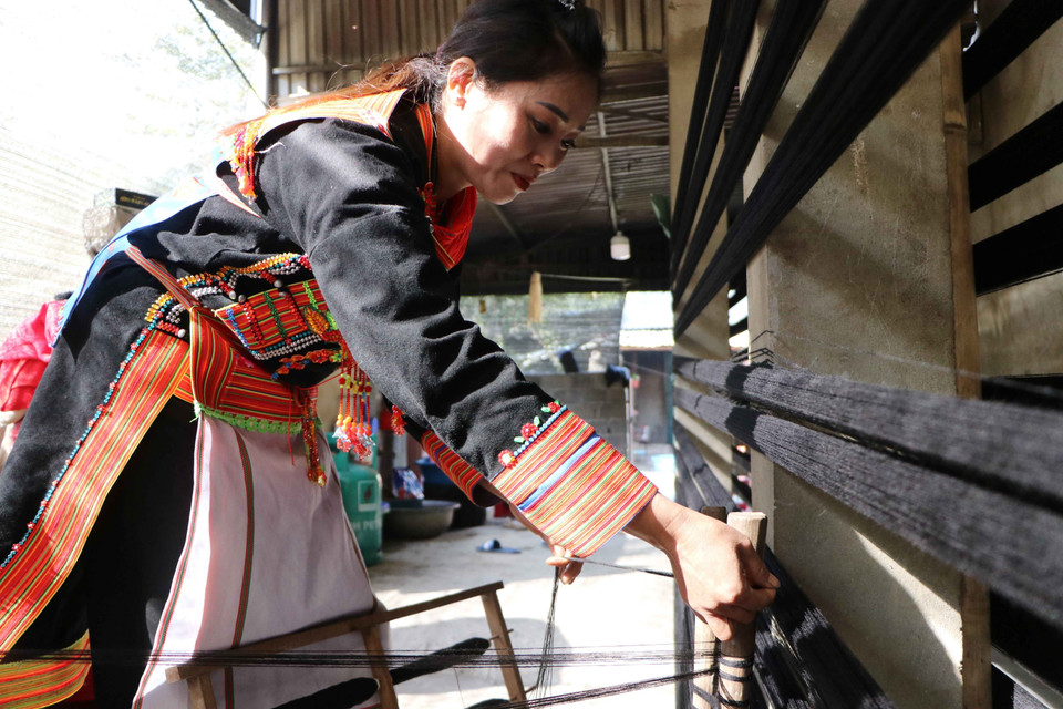 Short, fine fibres are twisted together and spun into long threads. (Photo: Nguyen Oanh – VNA)