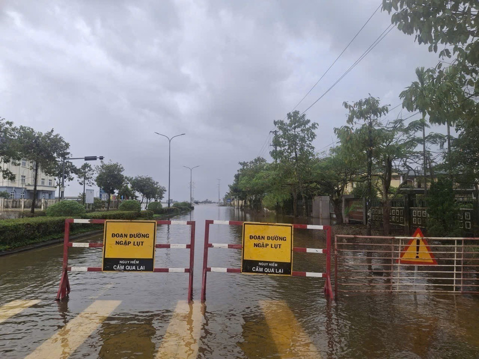 Many streets in Hue City have warning signs due to deep flooding. (Photo: Mai Trang – VNA)