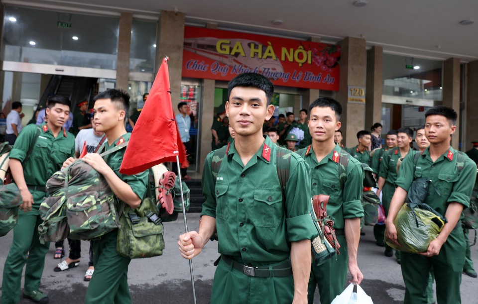 Troops return to their units after proudly completing their mission. (Photo: Quoc Khanh – VNA)