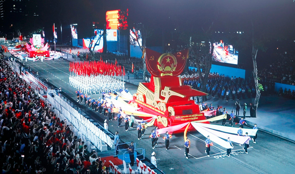 Parade formations rehearse ceremonial marching to commemorate the 50th anniversary of Southern Liberation and National Reunification. (Photo: Thanh Vu – VNA
