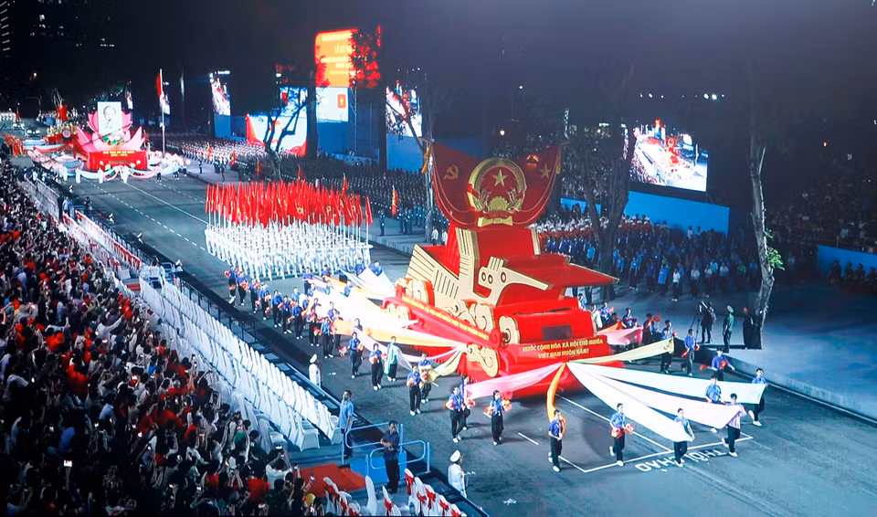 Parade formations rehearse ceremonial marching to commemorate the 50th anniversary of Southern Liberation and National Reunification. (Photo: Thanh Vu – VNA