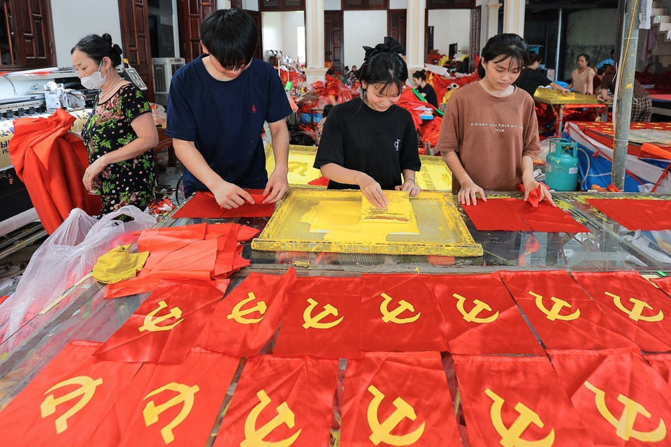 Every stage and every flag is made with meticulous care by local craftsmen. (Photo: VNA)