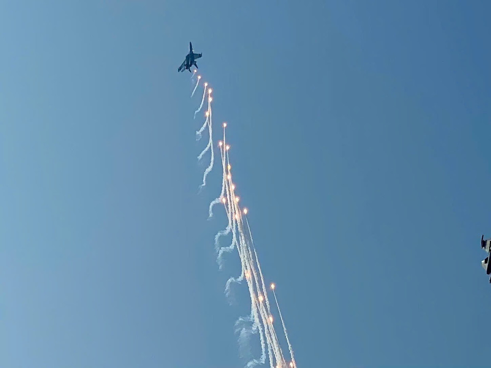 A demonstration of heat flares by Su-30MK2 fighter jets in the sky over Ho Chi Minh City. Photo: Hong Dat - VNA