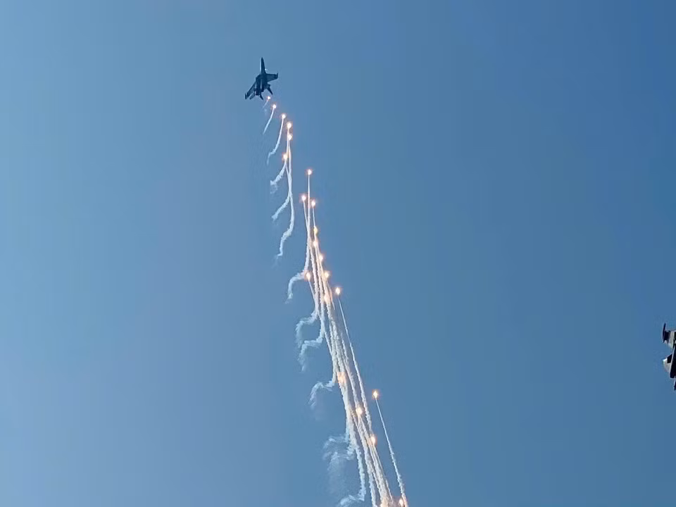 A demonstration of heat flares by Su-30MK2 fighter jets in the sky over Ho Chi Minh City. Photo: Hong Dat - VNA