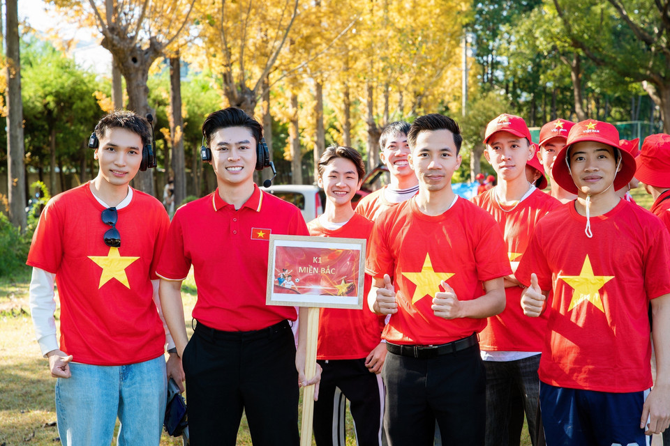 The group representing “Northern Vietnam” joins the national flag formation. (Photo: Xuan Giao – VNA)