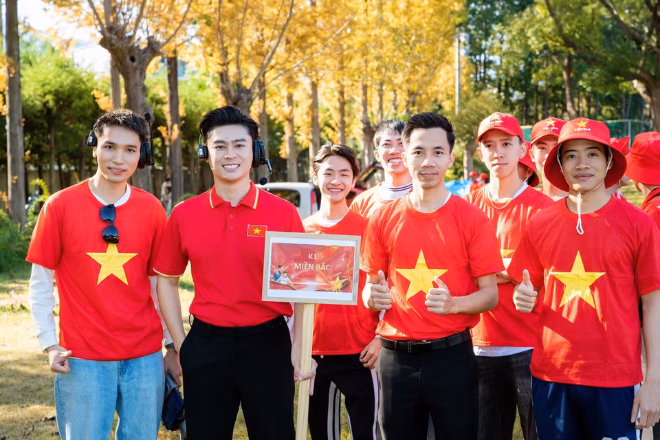 The group representing “Northern Vietnam” joins the national flag formation. (Photo: Xuan Giao – VNA)