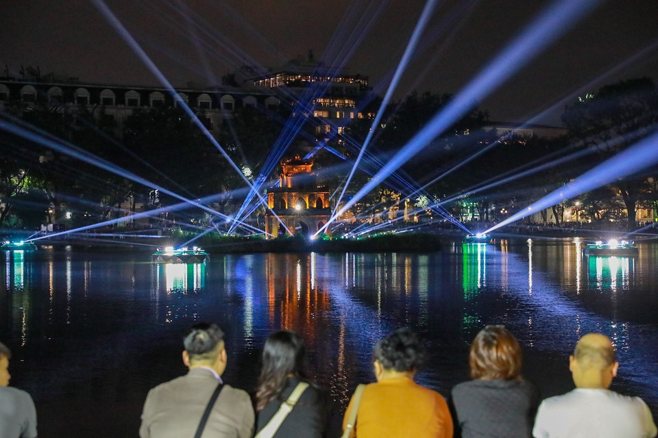 The Ho Guom – Thap Rua (Hoan Kiem Lake – Turtle Tower) artistic lighting space runs from December 24, 2025 to January 4, 2026. (Photo: Khanh Hoa – VNA)