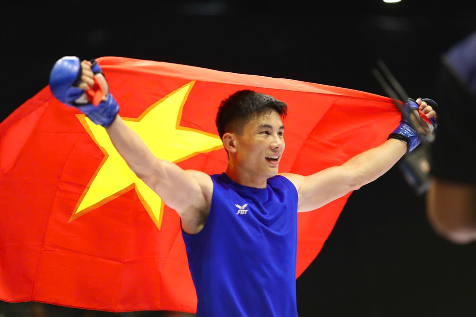 Quang Van Minh celebrates winning a historic gold medal for Vietnamese mixed martial arts. (Photo: Published by VNA)