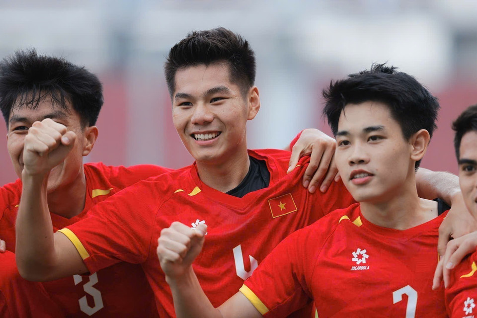 Vietnam U22 players celebrate as Hieu Minh (4) scores the opening goal. (Photo: Minh Quyet – VNA correspondent in Thailand)