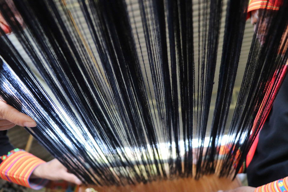 Threads are successfully spun and completed. (Photo: Nguyen Oanh – VNA)