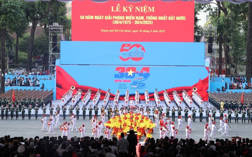 Art performance “The Radiant Land of Vietnam” Photo: VNA
