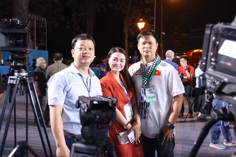 VNA reporters arrive early at the grandstand area on Le Duan Street, ready to cover the event. (Photo: VNA)