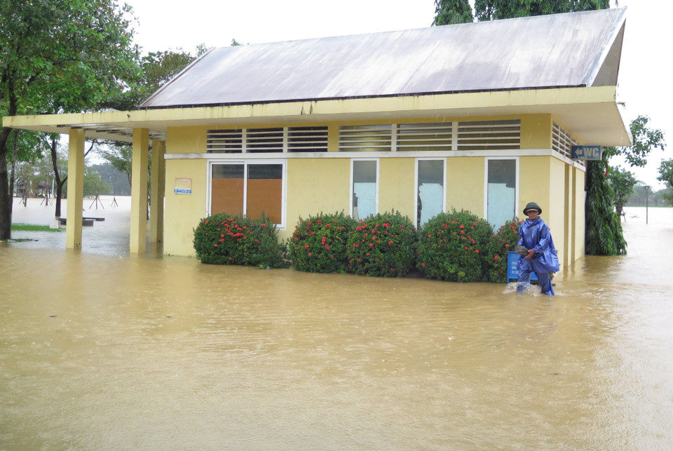 A park on the southern bank of the Huong River in Hue City is flooded as river levels rose on the morning of November 17. (Photo: Nguyen Ly – VNA)