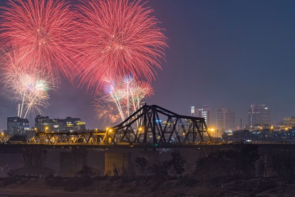 Brilliant fireworks illuminate Long Bien Bridge in Hanoi. (Photo: Pham Tuan Anh – VNA)