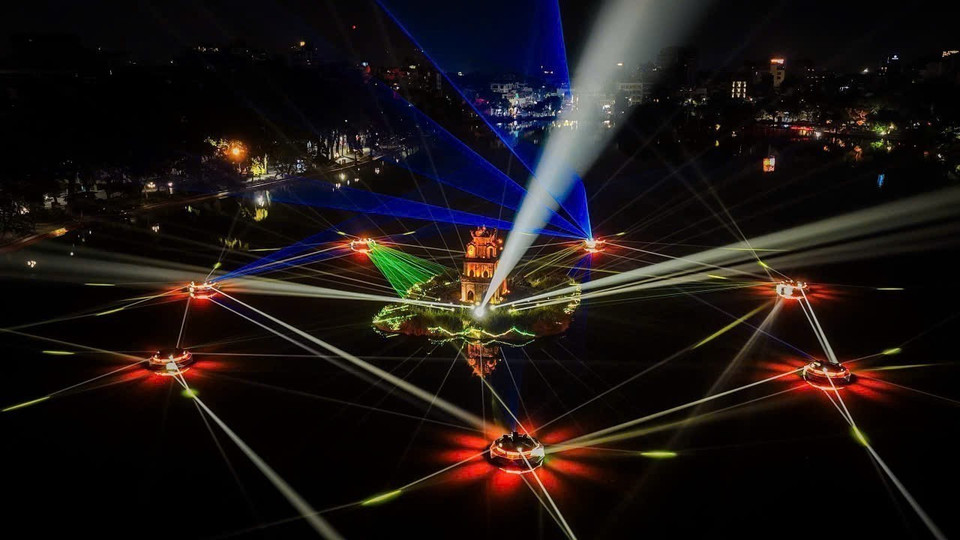 The Ho Guom – Thap Rua (Hoan Kiem Lake – Turtle Tower) artistic lighting space creates a vibrant nighttime landmark in central Hanoi. (Photo: Published by VNA)