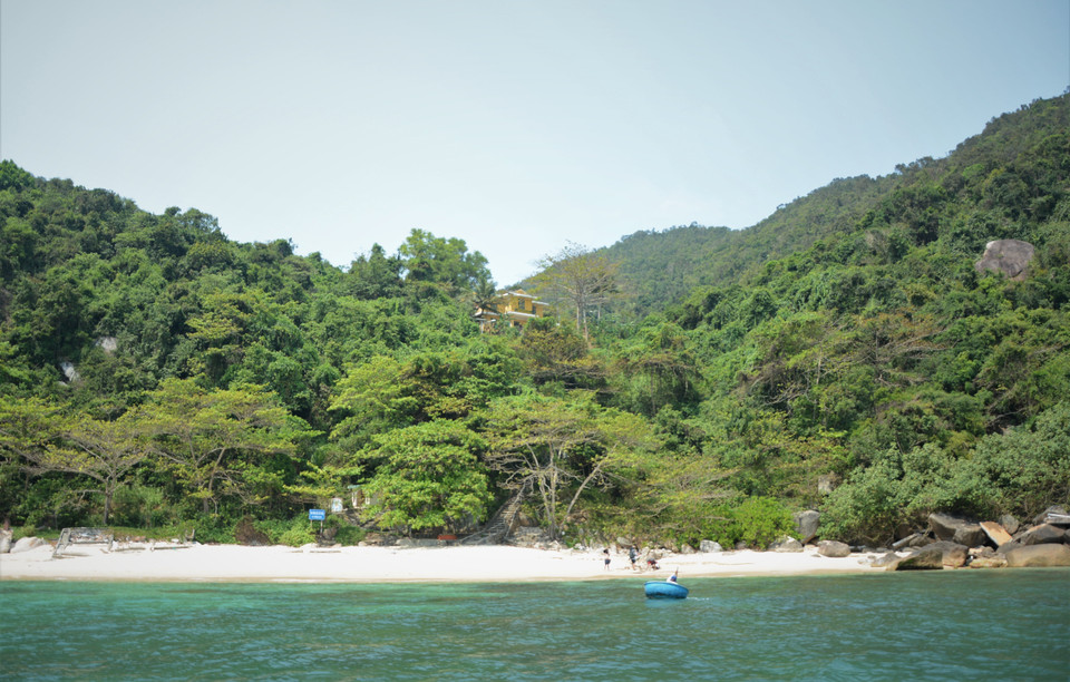 Son Cha Island features smooth white sands and crystal-clear waters, where vibrant coral reefs lie hidden beneath the surface, creating an enchanting natural scene. (Photo: Van Dung/VNA)