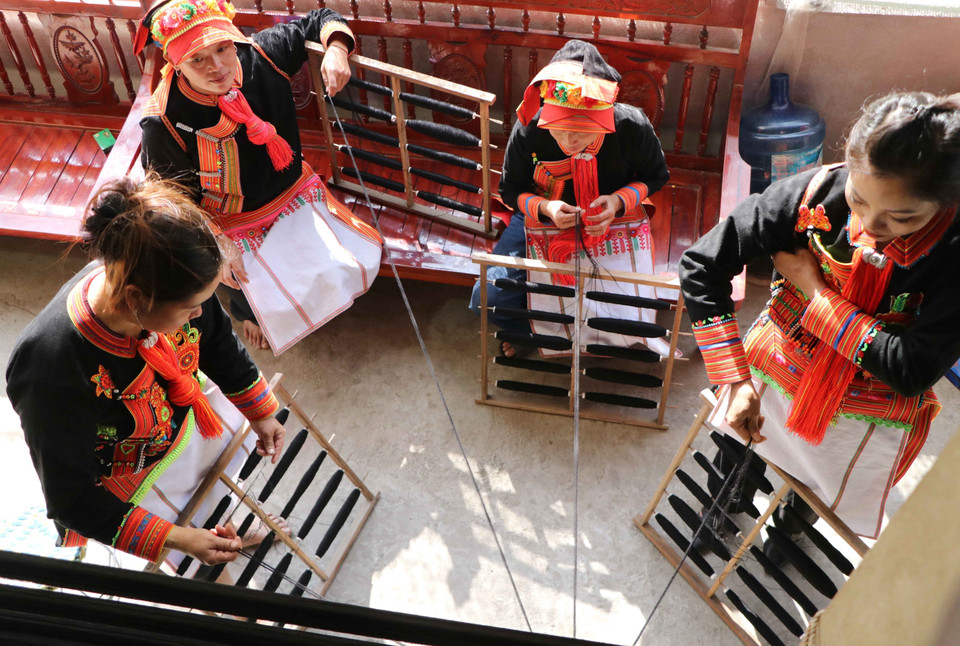 Yarn spinning requires meticulous and careful work to produce complete, long threads. (Photo: Nguyen Oanh – VNA)