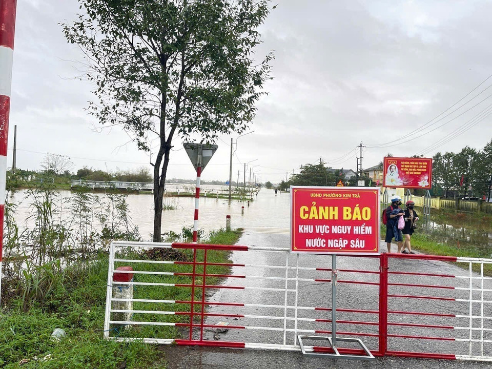 Roads in Kim Tra Ward are closed due to severe flooding. (Photo: Mai Trang – VNA)