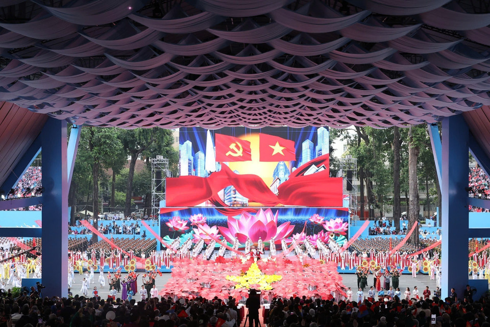 Art performance “The Radiant Land of Vietnam” Photo: VNA