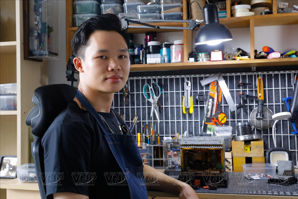 After graduating in graphic design, Cuong started working at an architectural modeling company. The meticulous work of crafting tiny details trained his precision, patience, and spatial awareness. (Photo: Vietnam Pictorial)