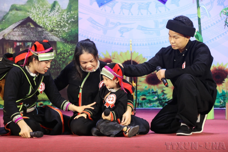 Contestants from Lam Dong province’s Bao Lam district perform a skit during the 2024 competition on family law and domestic violence prevention. (Photo: Chu Hieu – VNA)