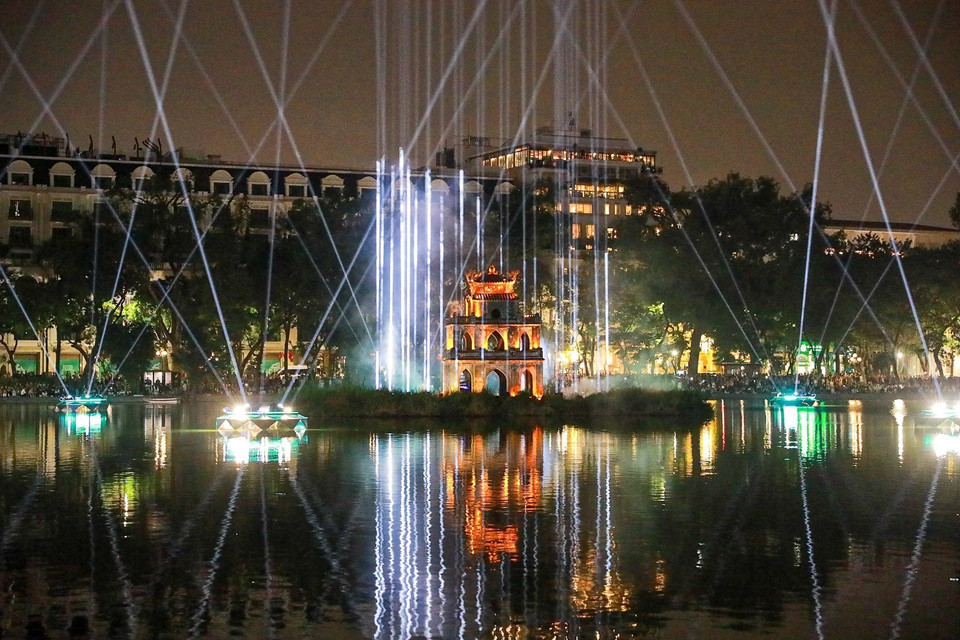 The Ho Guom – Thap Rua (Hoan Kiem Lake – Turtle Tower) artistic lighting space runs from December 24, 2025 to January 4, 2026. (Photo: Khanh Hoa – VNA)