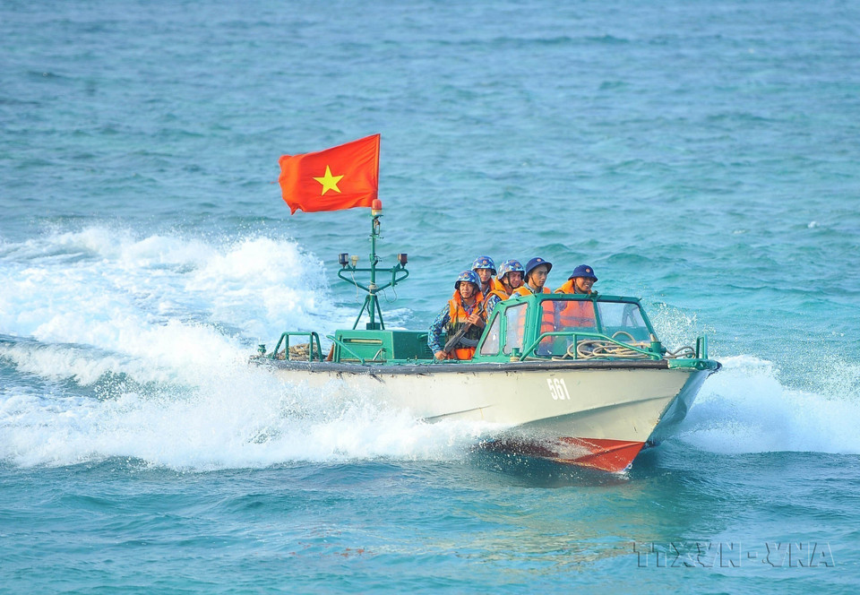 Naval soldiers patrol the waters around Phan Vinh B Island. (Photo: VNA)