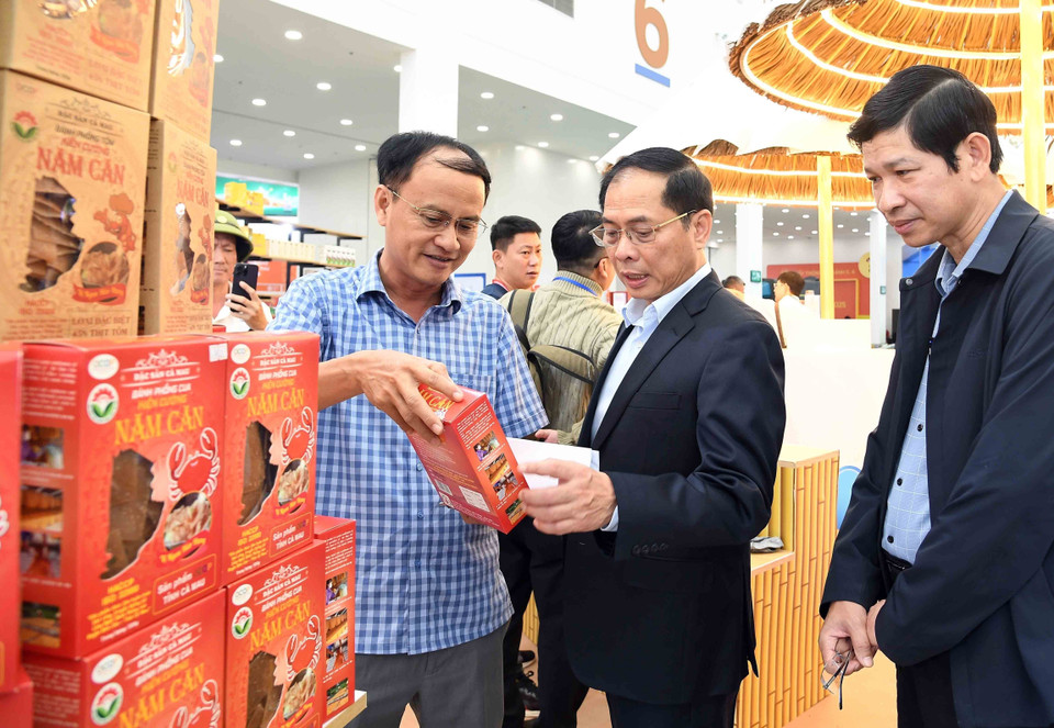 Deputy Prime Minister Bui Thanh Son, Head of the Steering Committee for the Autumn Fair, inspects several local booths displaying regional products. (Photo: VNA)