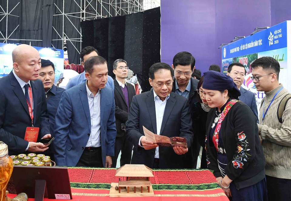 Deputy Prime Minister Bui Thanh Son, Head of the Steering Committee for the Autumn Fair, inspects several local booths displaying regional products. (Photo: VNA)