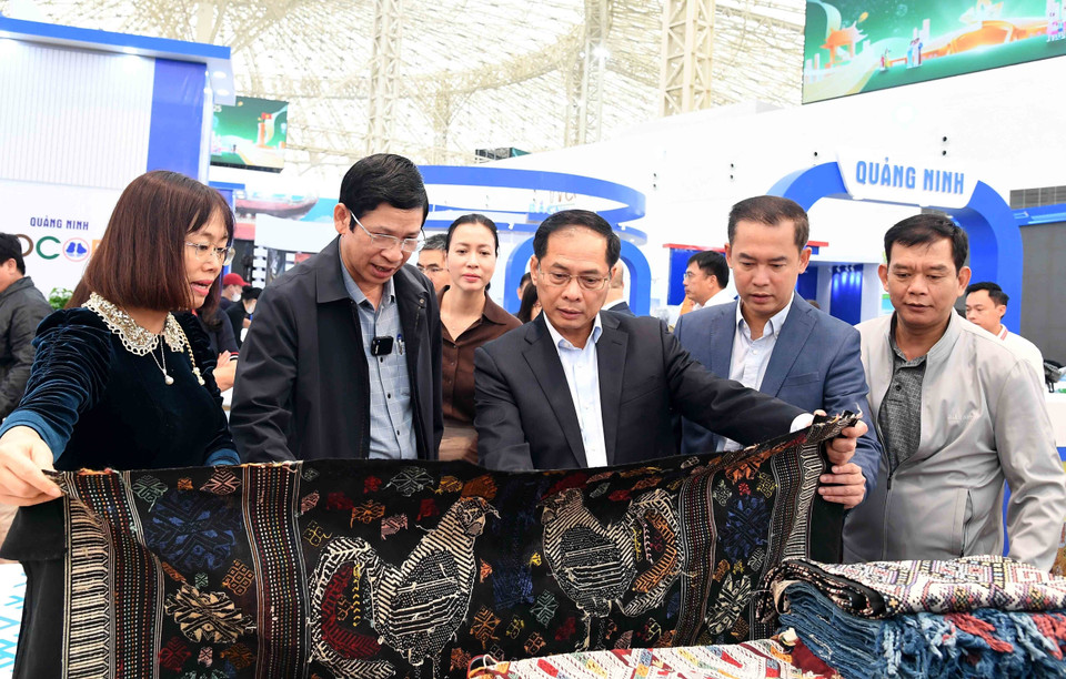 Deputy Prime Minister Bui Thanh Son, Head of the Steering Committee for the Autumn Fair, inspects several local booths displaying regional products. (Photo: VNA)