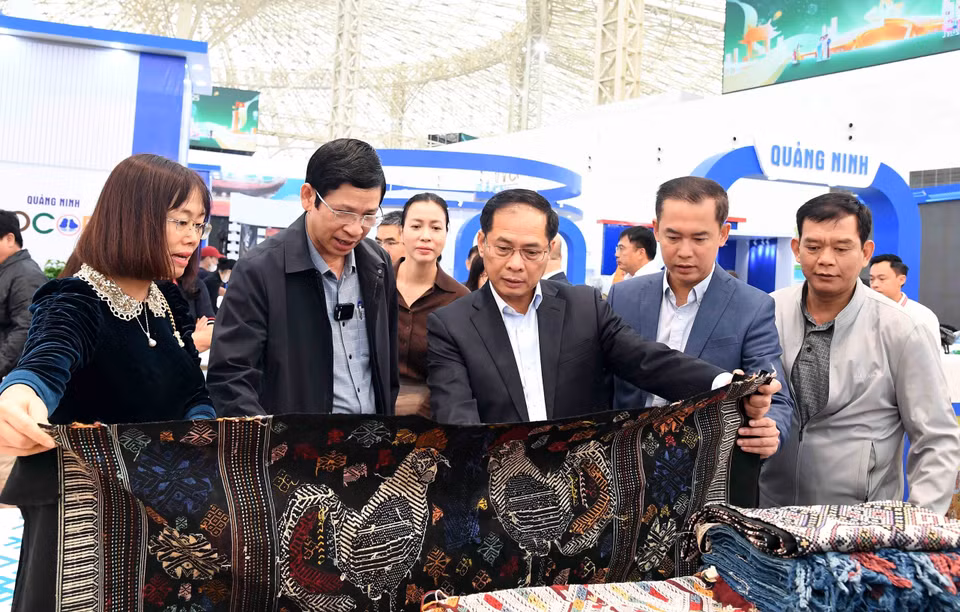 Deputy Prime Minister Bui Thanh Son, Head of the Steering Committee for the Autumn Fair, inspects several local booths displaying regional products. (Photo: VNA)