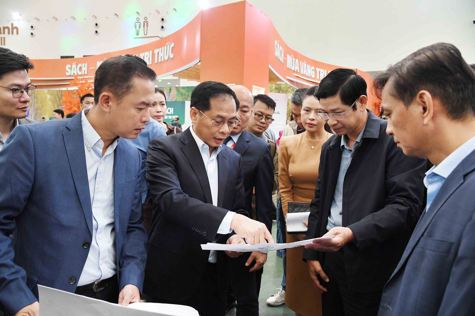 Deputy Prime Minister Bui Thanh Son, Head of the Steering Committee for the Autumn Fair 2025, directs the prompt implementation of remaining tasks to ensure readiness for the opening ceremony. (Photo: VNA)
