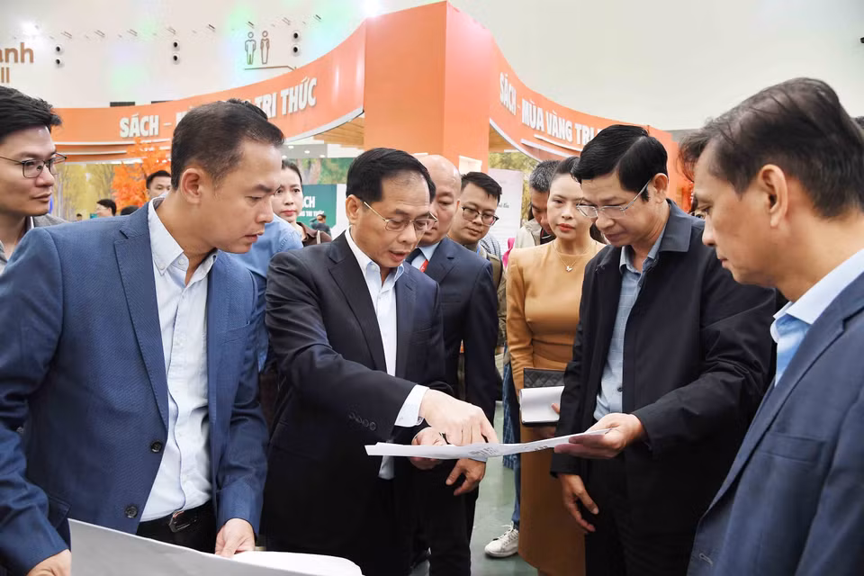 Deputy Prime Minister Bui Thanh Son, Head of the Steering Committee for the Autumn Fair 2025, directs the prompt implementation of remaining tasks to ensure readiness for the opening ceremony. (Photo: VNA)