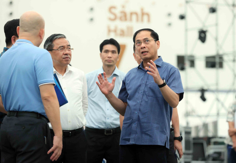 Deputy Prime Minister Bui Thanh Son, Head of the Steering Committee for the Autumn Fair 2025, together with leaders of relevant ministries and sectors, inspects the construction and organization work of the Fair. (Photo: An Dang – VNA)