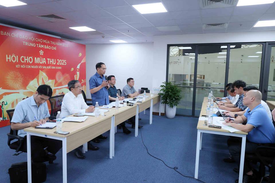 Deputy Prime Minister Bui Thanh Son, Head of the Steering Committee for the Autumn Fair 2025, speaks at the working session. (Photo: An Dang – VNA)