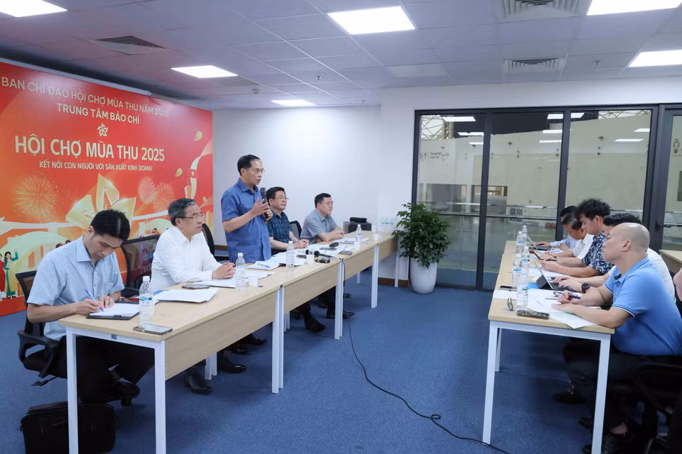Deputy Prime Minister Bui Thanh Son, Head of the Steering Committee for the Autumn Fair 2025, speaks at the working session. (Photo: An Dang – VNA)