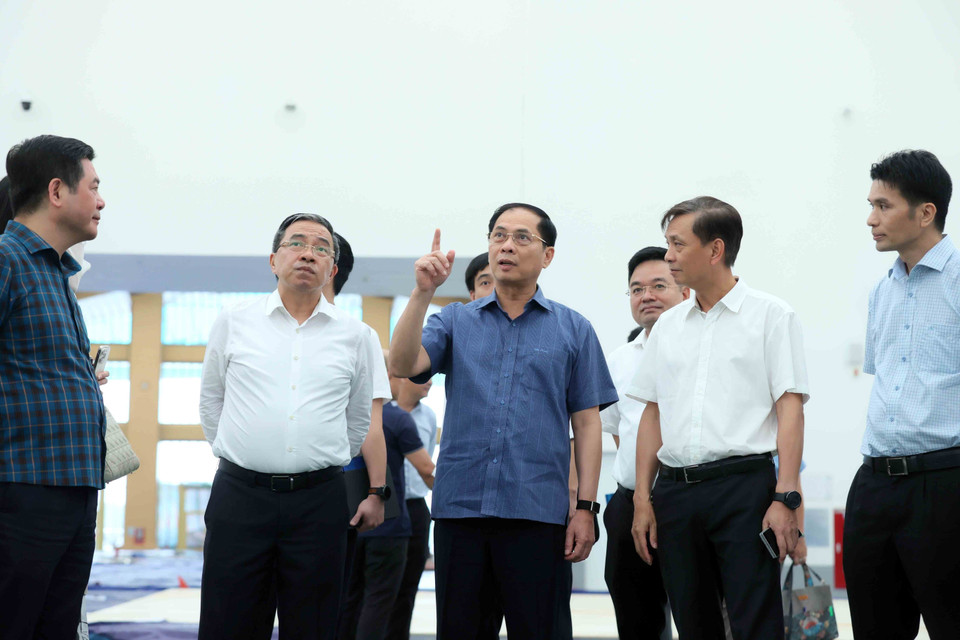Deputy Prime Minister Bui Thanh Son, Head of the Steering Committee for the Autumn Fair 2025, inspects the preparation and organisation work for the Fair at the Vietnam Exhibition Center in Hanoi. (Photo: An Dang – VNA)
