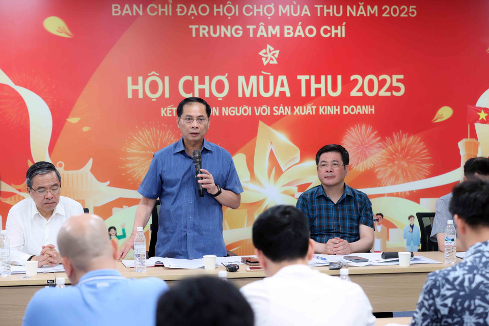 Deputy Prime Minister Bui Thanh Son, Head of the Steering Committee for the Autumn Fair 2025, speaks at the working session. (Photo: An Dang – VNA)