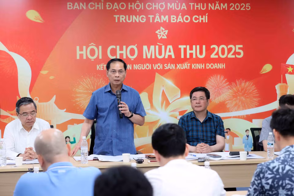 Deputy Prime Minister Bui Thanh Son, Head of the Steering Committee for the Autumn Fair 2025, speaks at the working session. (Photo: An Dang – VNA)