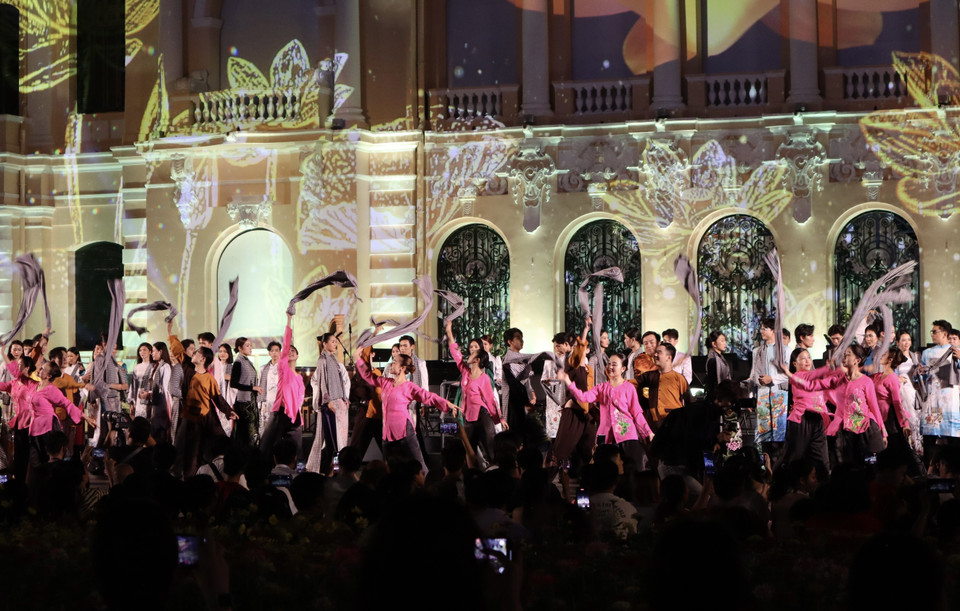 · 3D mapping adds a dazzling touch to the “Colors of Uncle Ho’s City” program. (Photo: Xuan Anh – VNA)