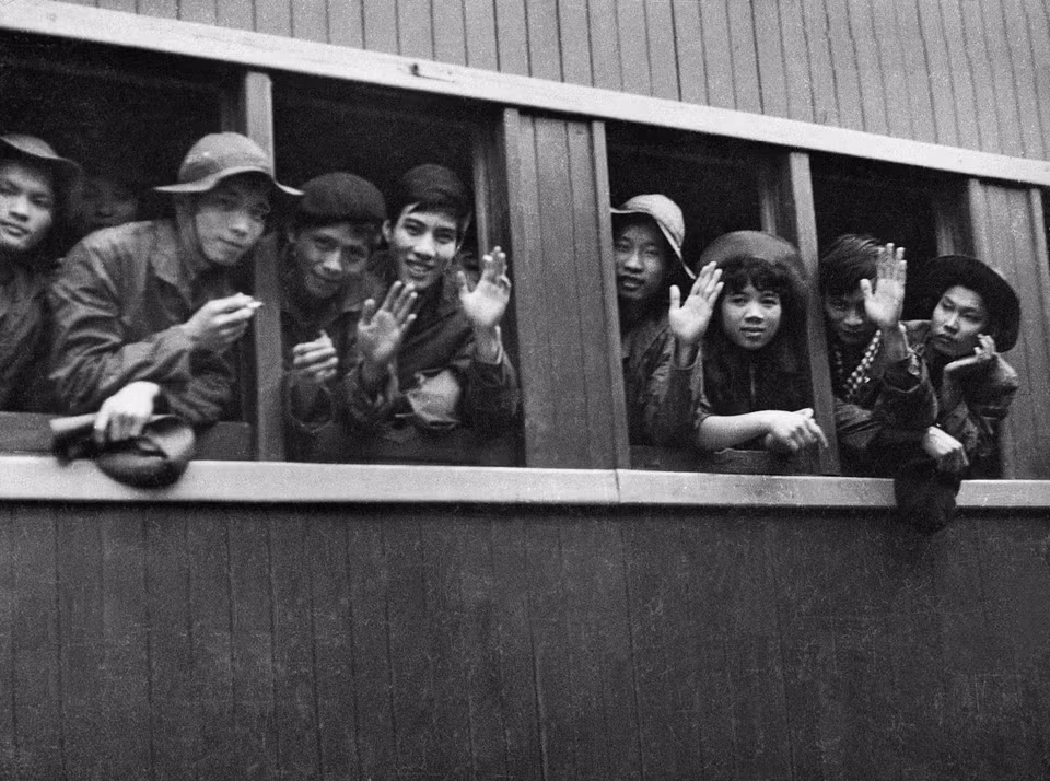 Reporters, telegraphers, and technicians from the Vietnam News Agency’s GP10 course travel by train to reinforce the southern battlefield. (Photo: VNA)