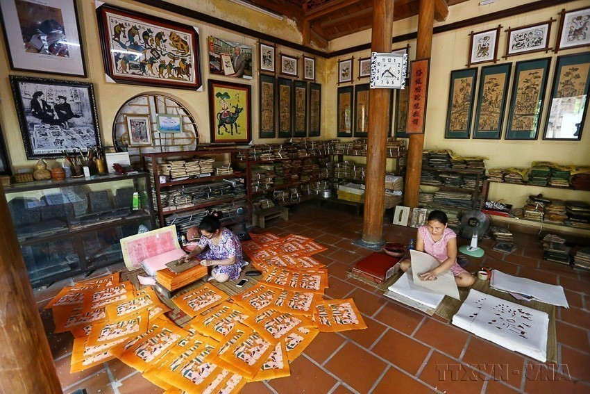 Dong Ho folk paintings are at risk of disappearing due to the impacts of the market economy and changing aesthetic tastes, which make it difficult for artisans to find buyers. Only a handful of families, such as that of artisan Nguyen Dang Che in the northern province of Bac Ninh, continue the craft, as most villagers have shifted to making votive paper (2019). (Photo: Minh Quyet – VNA)